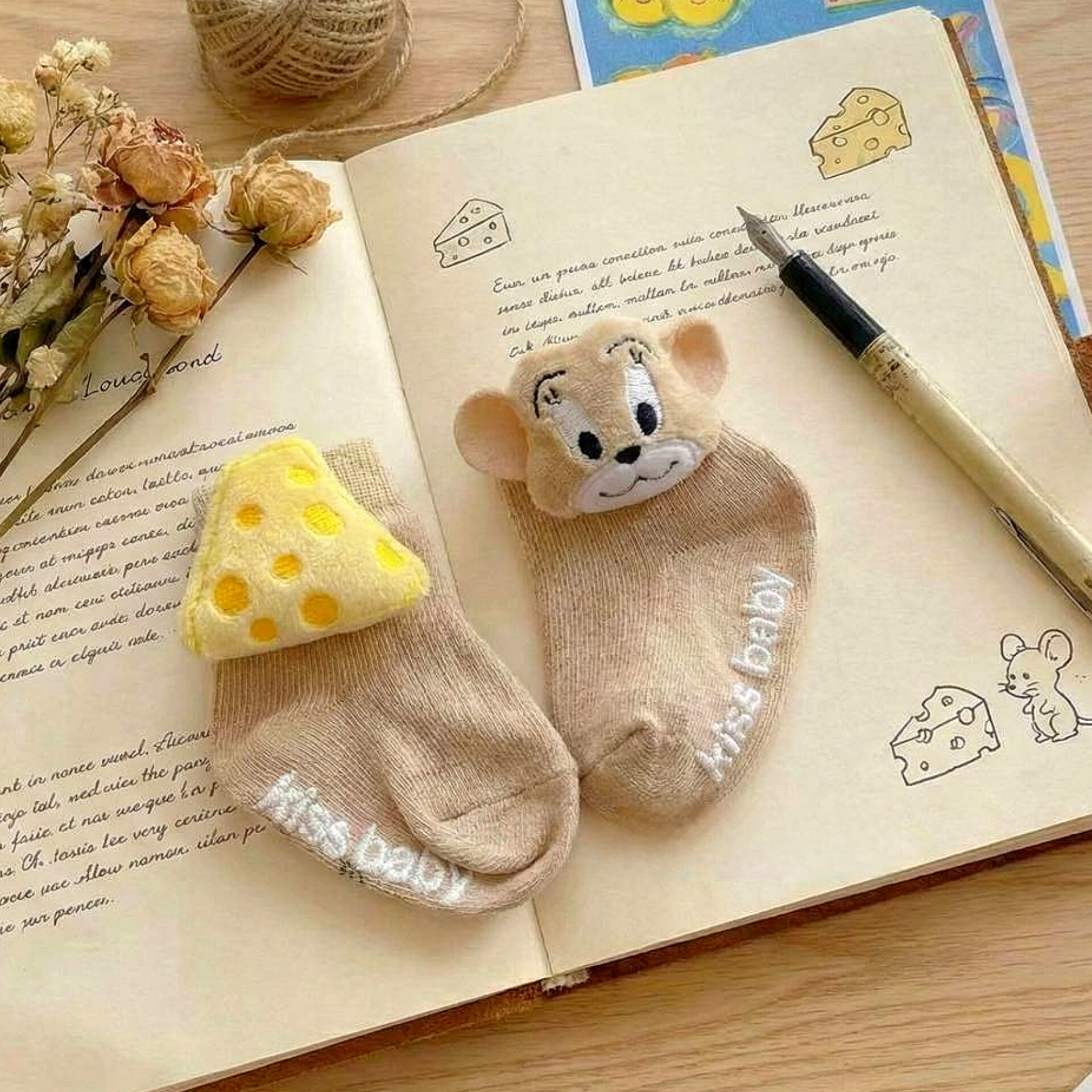 جوراب نوزادی و بچه گانه عروسک برجسته نیمساق ترمزگیر استپ دار رنگ کرم موش و پنیر
